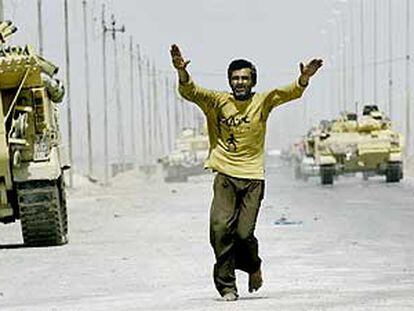 Un iraquí saludaba ayer a las tropas británicas  mientras salían de la ciudad sureña de Basora tras una incursión.