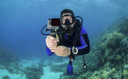 Un hombre practica buceo con escafandra mientras utiliza una cámara GoPro.