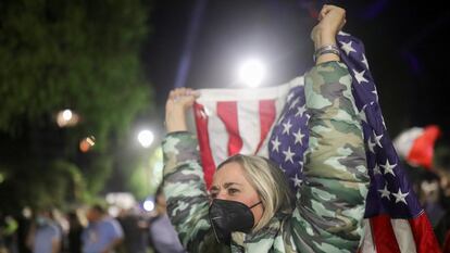 Una mujer celebra el triunfo del candidato de ultraderecha, José Antonio Kast, en las primeras de Chile, este domingo.