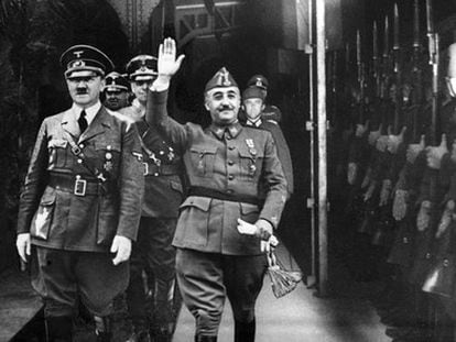 Franco y Hitler pasan revista a las tropas alemanas en Hendaya, en 1940.
