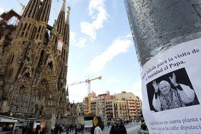 Carteles alusivos a la visita del Papa junto al templo de la Sagrada Familia en Barcelona.