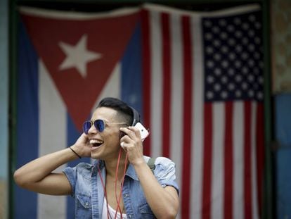 Un joven cubano habla por teléfono.