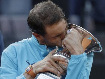 Nadal besa el trofeo de campeón en Roma tra batir a Djokovic en el Foro Itálico.