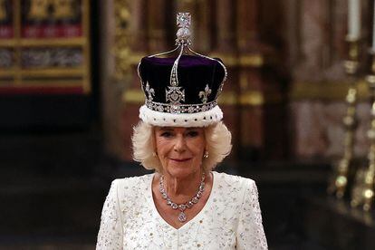 Camila ha sido coronada con la corona de la reina María de Teck. La última ceremonia de coronación de un consorte se vio en 1937, con la reina madre. No se llevó a cabo con el duque de Edimburgo en 1953, pues es una ceremonia reservada para consortes que sean mujeres.
