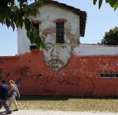 Autorretrato de Vhils, derribado para hacer una clínica de lujo.