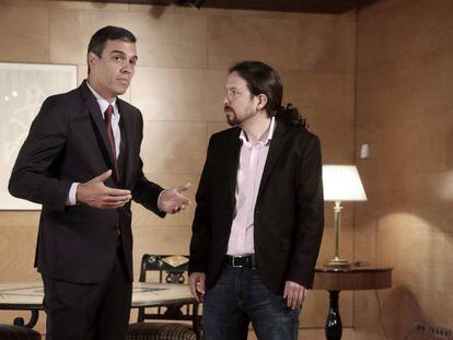 El candidato socialista, Pedro Sánchez, y el líder de Unidas Podemos, Pablo Iglesias, se reúnen antes de la sesión de investidura.