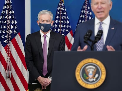 Jerome Powell escucha al presidente Joe Biden durante el anuncio de su confirmación al frente de la Fed, este lunes en la Casa Blanca.
