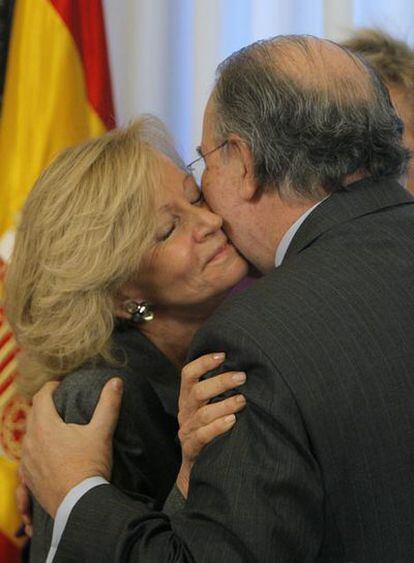 Salgado abraza a su predecesor, Solbes, tras tomar posesión como nueva vicepresidenta segunda.