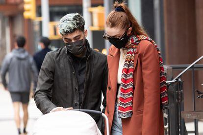 Gigi Hadid y Zayn Malik pasean a su hija por el centro de Nueva York en marzo de 2021.