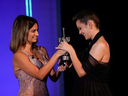 Marion Cotillard recibe el premio Donostia de manos de Penélope Cruz durante la gala de inauguración de la 69ª edición del festival de San Sebastián.