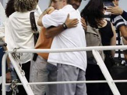 Los marineros del Alakrana se funden en una abrazo con sus familiares
