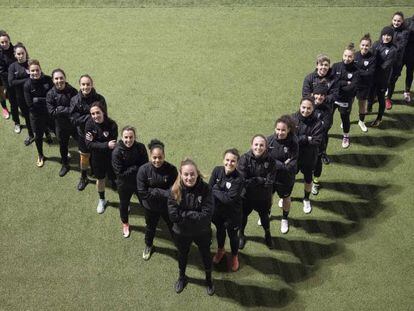 Las jugadoras del Madrid CFF en el estadio de Matapiñonera.