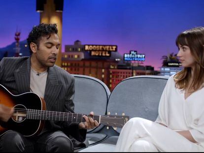 Himesh Patel y Ana de Armas en 'Yesterday', la película que habla de un mundo sin los Beatles.