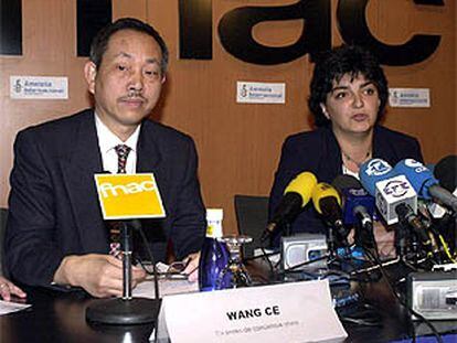 La presidenta de la sección española de Amnistía Internacional y el ex preso de conciencia chino Wang Ce, en la presentación hoy del Informe anual 2002 de AI.