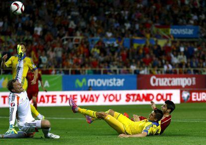 Este es el instante en el que Morata, desde el suelo y tras golpear la pelota en el defensor ucranio, supera al meta Pyatov.