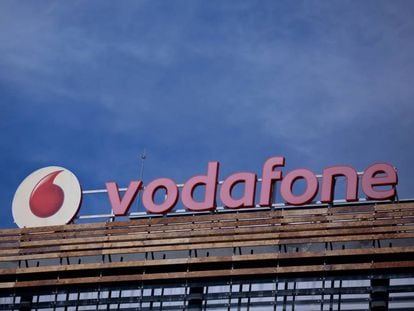Un cartel de Vodafone en un edificio de Madrid