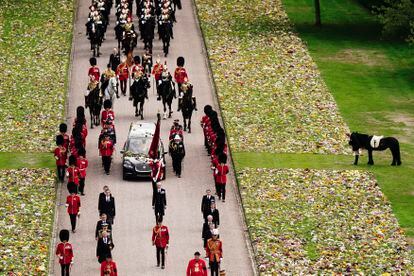 El cortejo fúnebre pasa delante de Emma, el pony de la reina Isabel II, en el castillo de Windsor. 