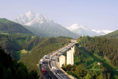 Si se pregunta a los amantes del puenting, la mayoría hablará fascinada del salto de 192 metros desde el que un día fue el puente más alto del mundo, por el que corre una autopista, la vía más rápida para atravesar los <a href="https://www.wipptal.at/en/ " target="_blank"> Alpes entre Austria e Italia</a>. Los habitantes del valle alto del Isarco se quejan, sin embargo, del tráfico ensordecedor que ni de noche cesa. En cualquier caso, este viaducto de casi 60 años impresiona, aunque en 2028 será reemplazado por el túnel de base del Brennero, que conectará la ciudad austríaca de Innsbruck con la localidad italiana de Fortezza.