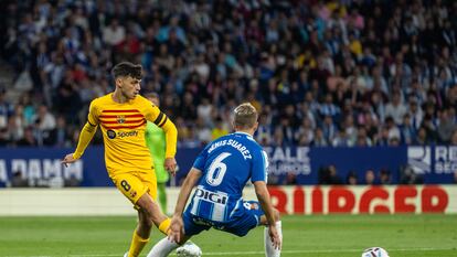 Pedri juega el balón durante el partido ante el Espanyol este domingo en el que el Barcelona ha certificado el título de Liga.