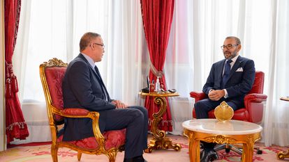 El Rey de Marruecos, Mohammed VI, junto a Fouzi Lekjaa, presidente de la Federación Marroquí de Fútbol.