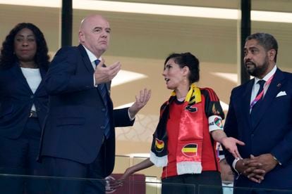 Gianni Infantino (izquierda) pide explicaciones a la ministra belga de Exteriores, Hadja Lahbib, por portar el brazalete OneLove mientras se disputaba el Bélgica-Canadá en el estadio Ahmad Bin Ali, en Doha, el pasado miércoles.