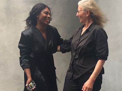 Serena Williams junto Annie Leibovitz, en el detr&aacute;s de c&aacute;maras de Pirelli.