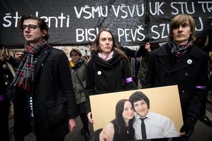 Varios ciudadanos sostienen una fotografía de Kuciak y Kusnirova en la manifestacion de este domingo en Bratislava.