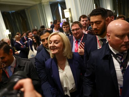 La ex primera ministra del Reino Unido Liz Truss, aclamada por los diputados del Grupo de Conservadores por el Crecimiento Económico, este lunes, en el congreso del partido en Manchester.