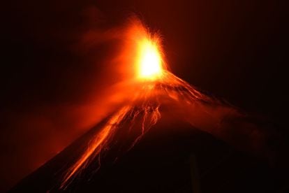 Vista general del Volcán de Fuego en erupción desde el municipio de Alotenango (Guatemala), el 19 de noviembre de 2018.