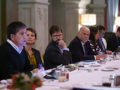Gabriel Boric en una reunión con ministros y 18 parlamentarios, en el Palacio Presidencial de Cerro Castillo, en Viña del Mar (Chile) el 15 de junio.