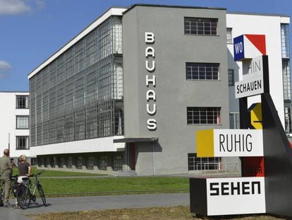 Foto: Sede de la escuela de arquitectura y diseño Bauhaus en Dessau (Alemania). Vídeo: el centenario de la Bauhaus en dos minutos.