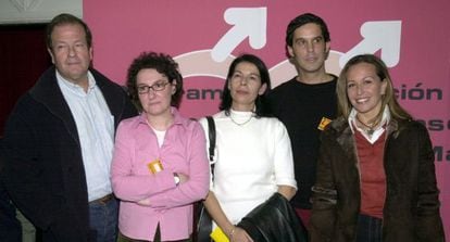 Mendiluce (d), Beatriz Gimeno, Inés Sabanés, Pedro Zerolo y Trinidad Jiménez poco antes de la inauguración del II Congreso de la Federacion Estatal de Gays y Lesbianas, que se celebra en Madrid en 2002.