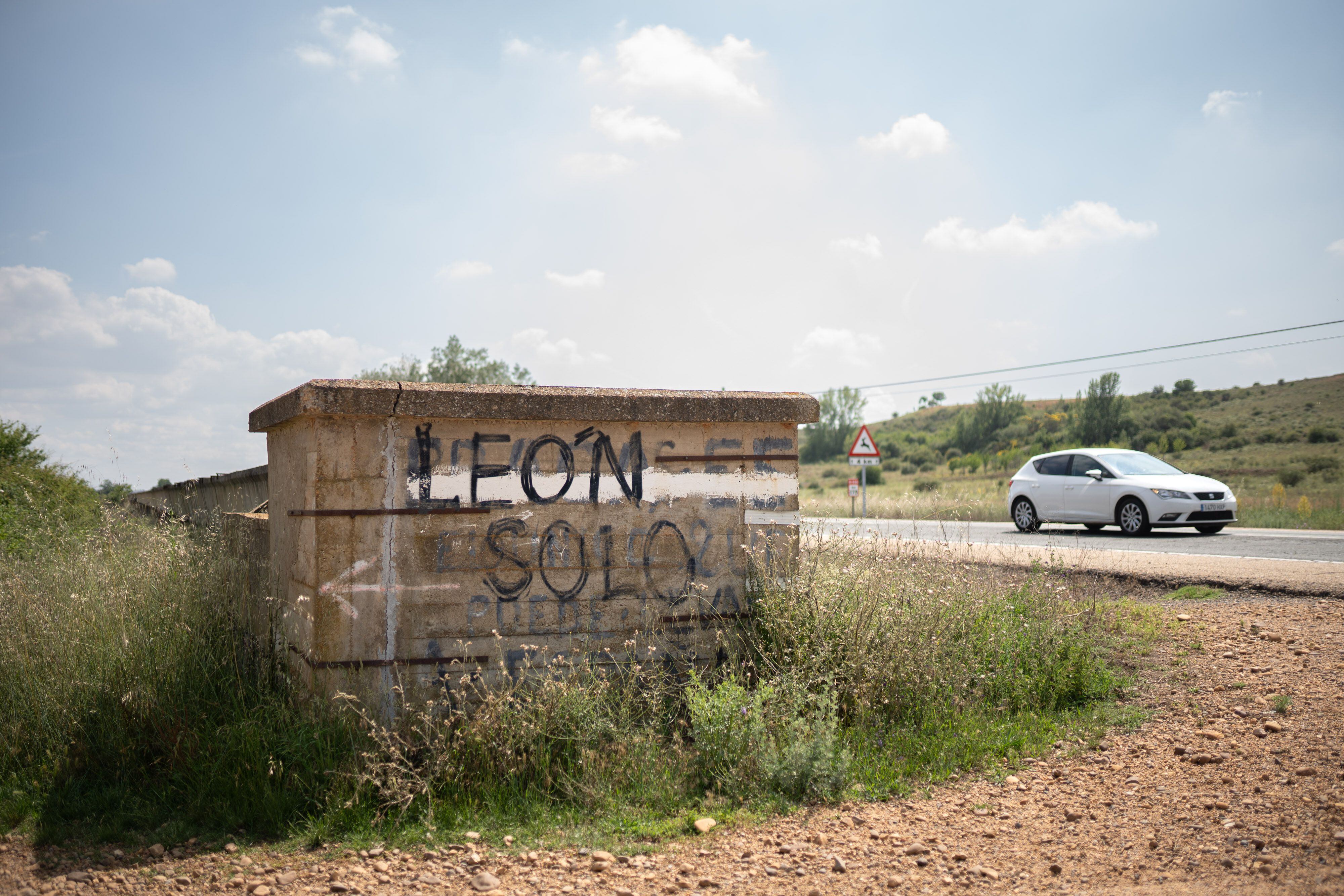 Pintada leonesista junto a la N-630, entre León y Benavente.