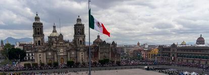 Vista panorámica del Zócalo de México que muestra a la Catedral Metropolitana y  el hundimiento hacia el lado izquierdo de su cara frontal.