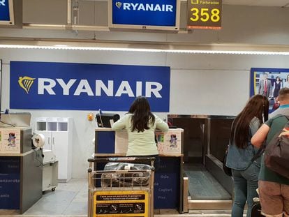 Mostradores de Ryanair en el aeropuerto de Madrid-Barajas.