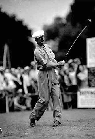 Byron Nelson juega al golf en 1945.
