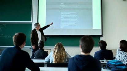 Francesc Pujol, profesor de la Universidad de Navarra, emplea ChatGPT durante una de sus clases