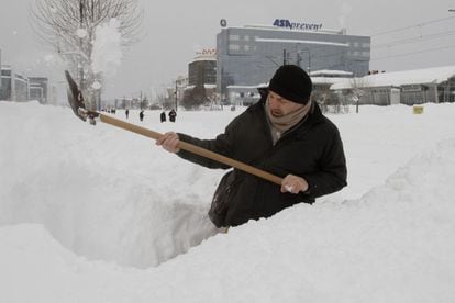 Un hombre retira la nieve en una calle de Sarajevo, Bosnia.