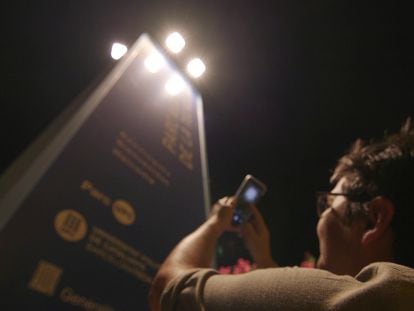 Un voluntario roma una imagen de una luz artificial en el municipio de Castelldefels.