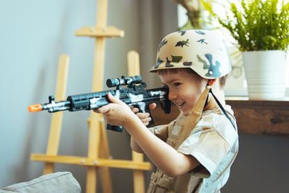 Arriba pollo Sicilia El debate de las armas de juguete para niños: ¿son violentas o un juego  simbólico? | Mamas & Papas | EL PAÍS