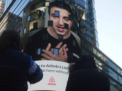 La imagen de Brian Chesky, fundador y consejero delegado de Airbnb, proyectada sobre la fachada de la sede del Nasdaq en Nueva York el día de su salida a Bolsa, en diciembre de 2020.