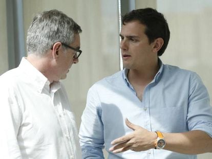 Albert Rivera conversa con José Manuel Villegas.