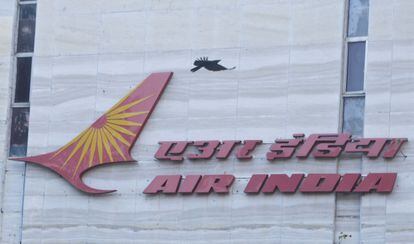 Un ave vuela sobre el logotipo de la aerolínea Air India en la sede corporativa en Mumbai, India.