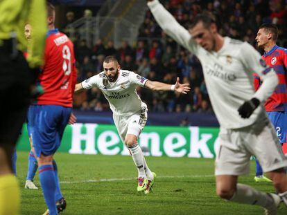 Benzema celebra con Bale uno de los goles al Pilsen.