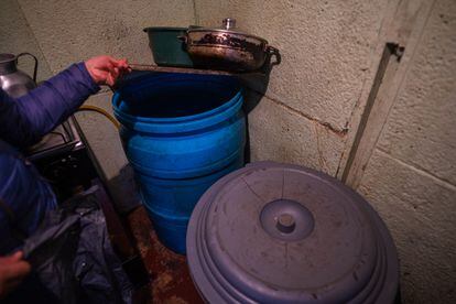 Adriana almacena agua en barriles de 55 litros, como éste, para tratar de que le rinda en la semana. Idealmente llena al menos seis barriles cada martes.