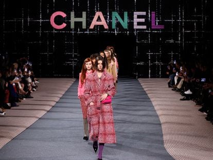 Modelos desfilando para la nueva colección de Chanel en París el 8 de marzo de 2022.