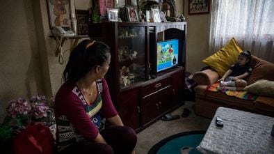 Una mujer supervisa las clases en televisión de su hija, en Ciudad de México.