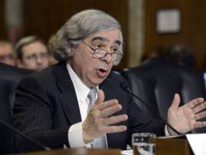 El físico nuclear estadounidense, Ernest Moniz, superó la aprobación del Senado con 97 votos a favor y ninguno en contra para liderar un departamento que deberá coordinar el boom en Estados Unidos en la extracción no convencional de hidrocarburos y las inversiones en energía renovables. EFE/Archivo