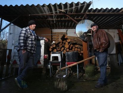 Jes&uacute;s Garc&iacute;a Barata junto a su hijo Bernardo, en su casa de Ferral de Bernesga, (Le&oacute;n).
 