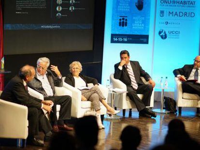 Mesa redonda del foro ONU-Habitat, con la participaci&oacute;n de la alcaldesa de Madrid, Manuela Carmena, y el exalcalde de Barcelona, Joan Clos.